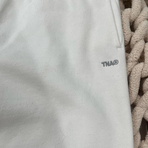 Aritzia TNA White sweatpants - Picture 1 of 4